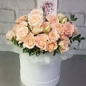 9 кустовых розовых роз в коробке R383
