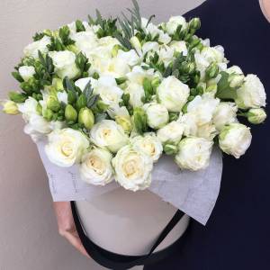 Сборная коробка с белой фрезией и розами R854