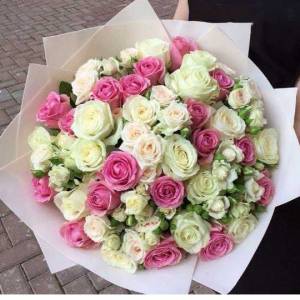 Сборный букет с белыми и розовыми розами в крафте R500